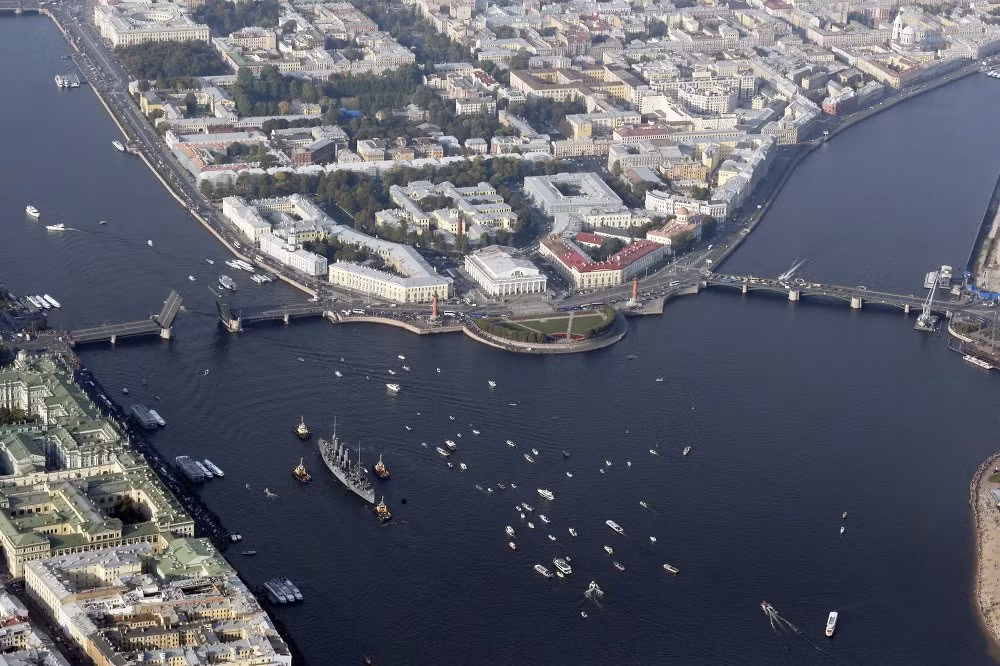 Hiện Rạng Đông được xem là một biểu tượng vĩ đại của lịch sử Nga. Nó đã trở thành con tàu bảo tàng và được bảo quản ở St. Petersburg.