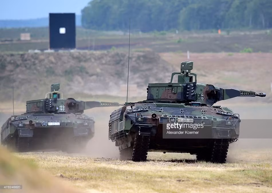 Những "cỗ máy chiến tranh" Puma mới đang xoay nòng pháo chuẩn bị bắn vào mục tiêu giả định. Pháo MK 30-2 có thể tiêu diệt mục tiêu hiệu quả ở phạm vi 3 km.