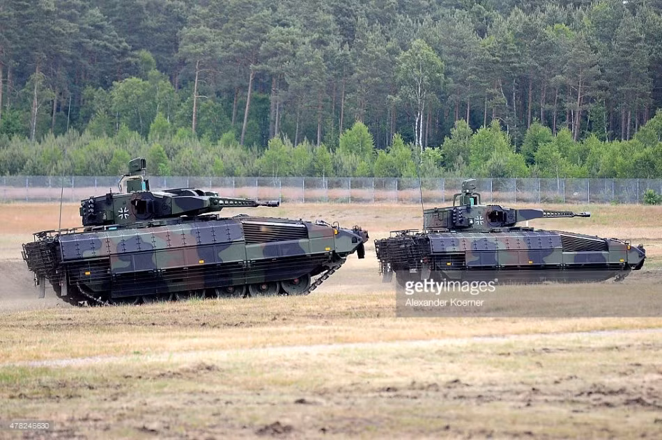 Các xe Puma mới nối đuôi nhau tập luyện. Trước khi chính thức tham gia phục vụ quân đội Đức, các xe chiến đấu bộ binh mới này sẽ phải trải qua giai đoạn huấn luyện 3 tháng tại Munster.