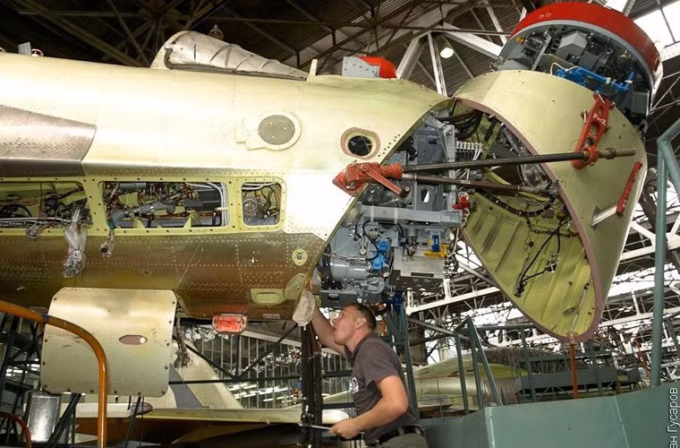 Kĩ thuật viên nhà máy Irkutsk đang xem xét bên trong mũi tiêm kích đa năng Su-30SM.