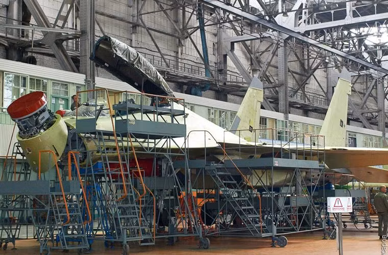 Phần thân chiếc Su-30SM đã được lắp ráp gần như hoàn chỉnh với radar điều khiển hỏa lực đã được đặt vào mũi máy bay.