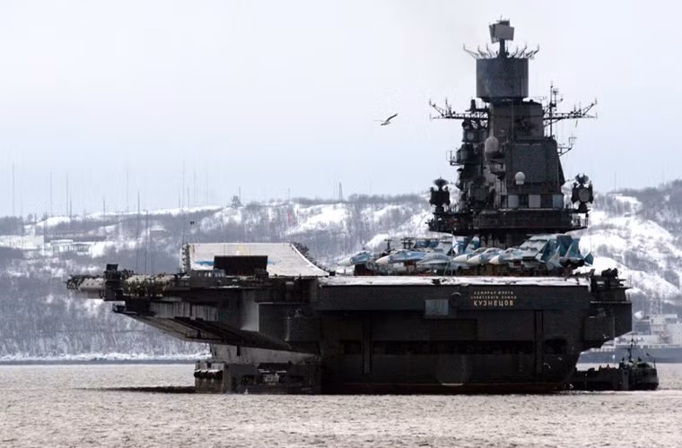 Tàu sân bay cũng đóng một vai trò không thể thay thế trong lực lượng Không quân Hải quân Nga khi nó giúp tăng cường khả năng cơ động của các đơn vị máy bay chiến đấu của Hải quân Nga ở bất kỳ đâu. Trong ảnh là tàu sân bay duy nhất của Hải quân Nga hiện nay tàu Đô đốc Kuznetsov.