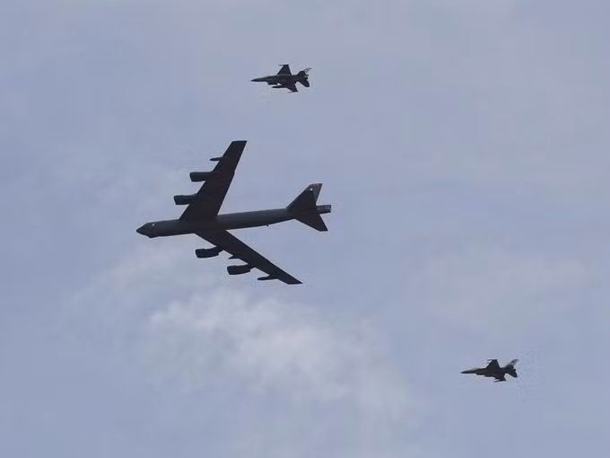 Cuộc tập trận chính thức khởi động vào ngày 18/5, với các màn tấn công mục tiêu giả định nhằm diễn tập lấy lại vùng biên giới và tàu chiến bị phiến quân IS chiếm giữ. Ảnh: máy bay ném bom B-52 Mỹ được chiến đấu cơ F-16 của Jordan hộ tống đang săn lùng tấn công các mục tiêu.