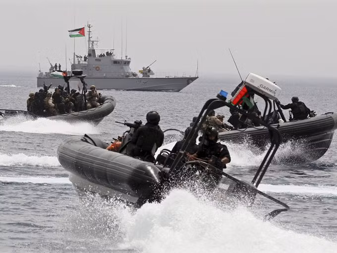 Ở dưới nước, các xuồng cao tốc cùng chiến hạm của Jordan đang tích cực chiếm lại một con tàu giả định bị phiến quân IS chiếm giữ.