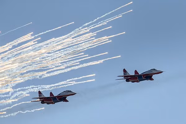 Các chiến đấu cơ vừa bay vừa bắn pháo sáng rực rỡ trên bầu trời.