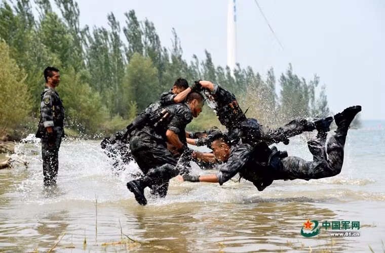 Sau các buổi huấn luyện sinh tồn, các binh sĩ tham gia các bài huấn luyện thể chất khắc nghiệt.