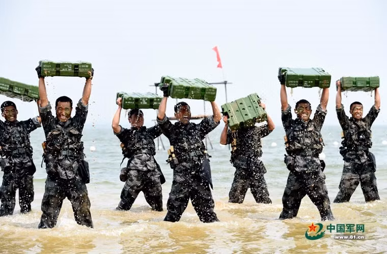 Từ việc nâng thùng đạn.