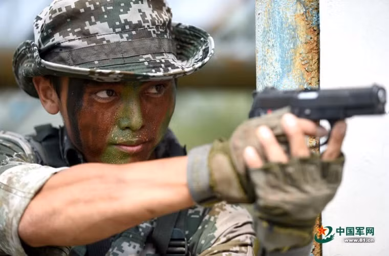 Sau khi vượt qua được các bài huấn luyện thể chất các binh sĩ Trung Quốc tiếp tục đợt huấn luyện sử dụng các loại vũ khí cá nhân từ các mẫu súng ngắn cơ bản đang được Quân đội Trung Quốc sử dụng.