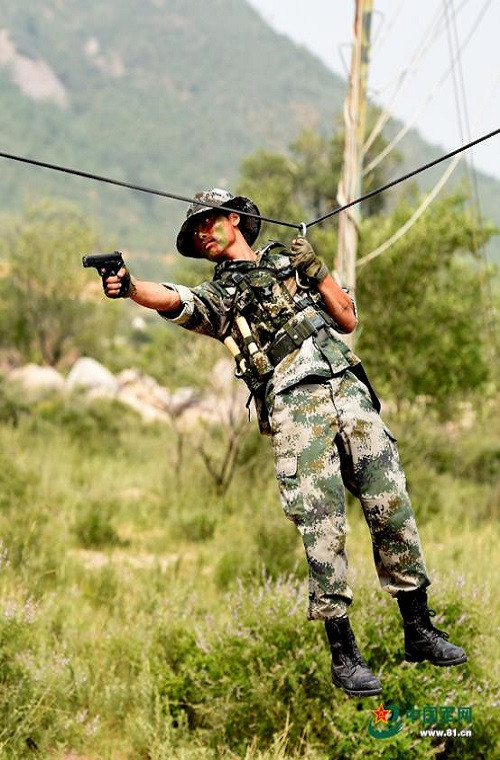 Bên cạnh đó, các binh sĩ Trung Quốc còn thực hiện các bài huấn luyện sử dụng vũ khí trong điều kiện tác chiến đặc biệt như đu dây hay cơ động ở địa hình phức tạp.