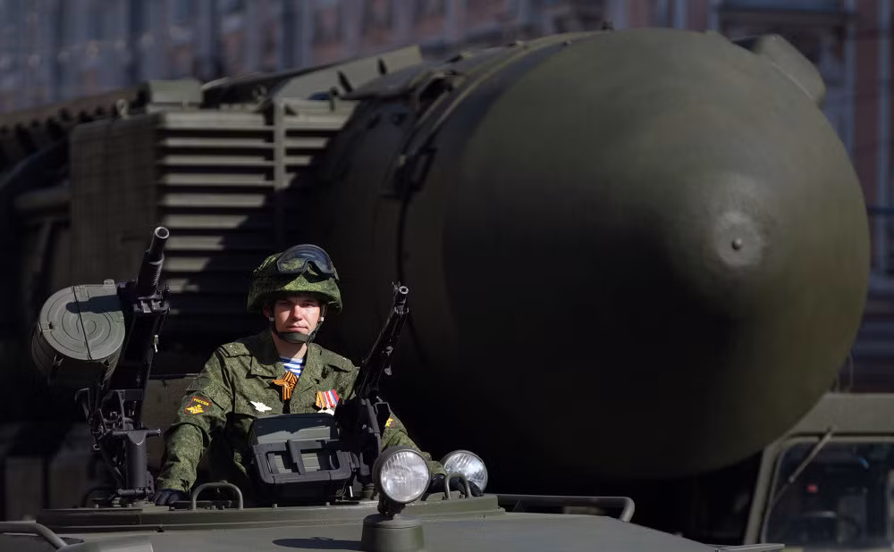 Tên lửa của hệ thống Topol-M dài 29,5 mét, với thân có đường kính 1,9 mét, trọng lượng 45 tấn và thân thiết kế bằng các cuộn sợi carbon.