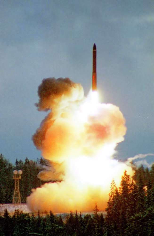 Tên lửa RT-2PM Topol chạy bằng nhiên liệu rắn, có hệ thống điều khiển bay tự động ở bên trong và hệ thống định vị GLONASS. Ảnh: Bắn thử nghiệm Topol năm 2001.