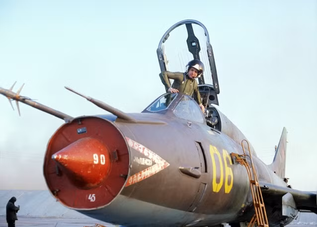 Không những thế Sukhoi còn đi tiên phong trong việc chế tạo loại máy bay cánh cụp cánh xòe như Su-17 và Su-24. Ảnh: chiến đấu cơ Su-17, loại chiến đấu cơ cánh cụp cánh xòe đầu tiên của Liên Xô.