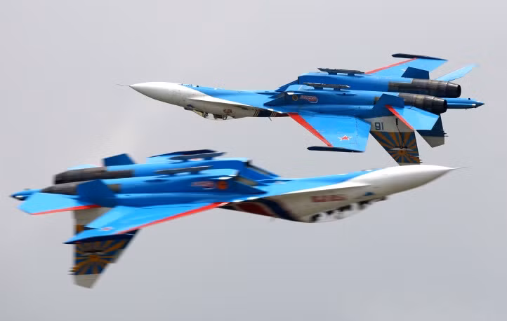 Không thể thiếu trong danh mục chiến đấu cơ do Sukhoi phát triển là loại tiêm kích Su-27. Đây là phiên bản tiêm kích thế hệ thứ tư của Sukhoi được thiết kế để giành ưu thế trên không. Biến thể hiện đại nhất của Su-27 được cho có khả năng thực hiện được tất cả các nhiệm vụ tác chiến trên không.