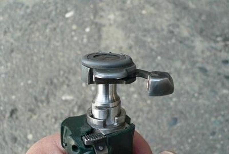 Phía ngoài đầu chuôi là hệ thống khóa mõm.