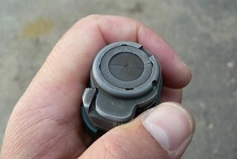 Trong chuôi dao này là cả một hệ thống các bộ phận như khoang đạn và cơ cấu bắn.