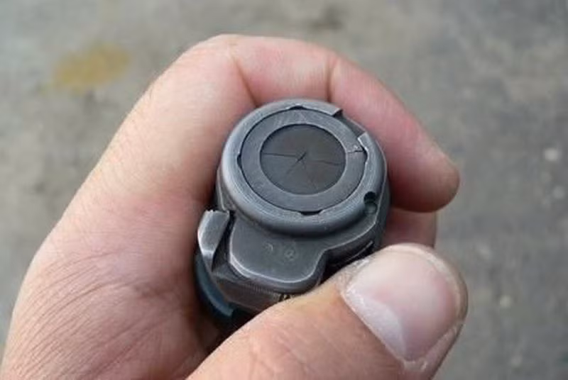 Trong chuôi dao này là cả một hệ thống các bộ phận như khoang đạn và cơ cấu bắn.