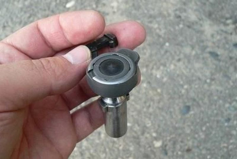 Bộ phận lắp đầu đạn của dao có thể được tháo rời ra.