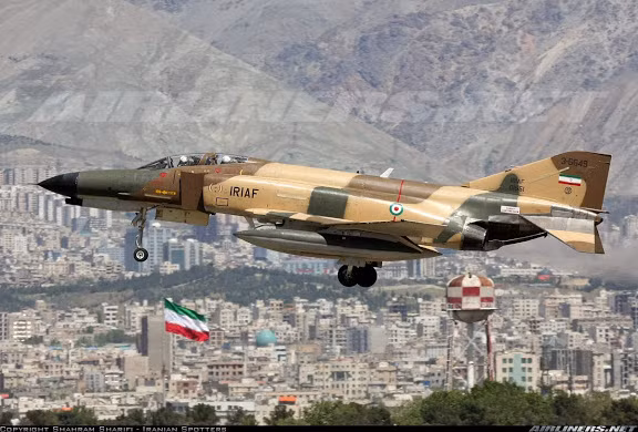 Không chỉ có kho vũ khí mặt đất, Quân đội Iran còn trình diễn kho vũ khí trên không trong Ngày Quân đội. Ảnh: Máy bay chiến đấu McDonnell Douglas F-4E Dowran. Lưu ý đây là một phiên bản do Iran cải tiến từ F-4E Phantom II được Mỹ chế tạo.