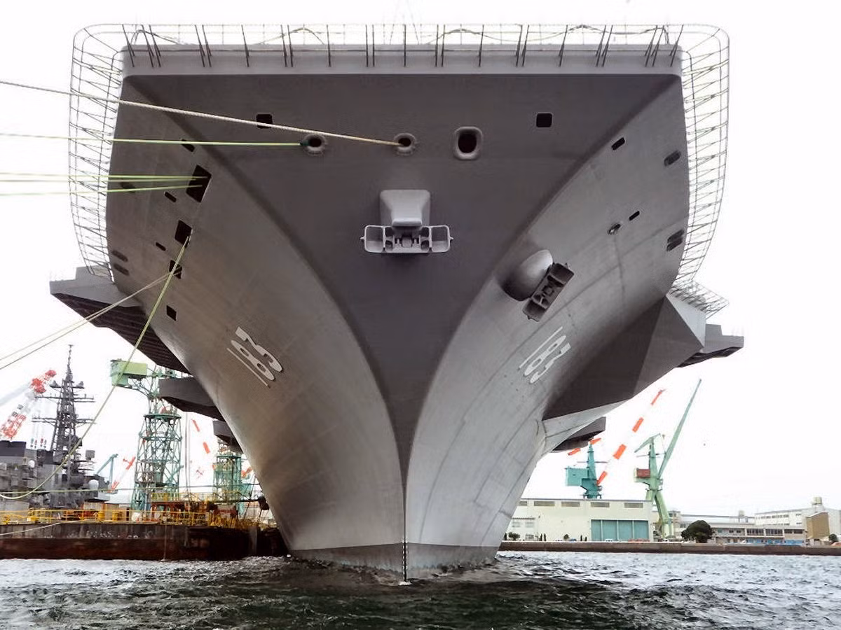 Izumo được Nhật Bản gọi là các tàu khu trục chở trực thăng nhưng trong thực tế nó to như một tàu sân bay hạng nhẹ, thậm chí còn lớn hơn cả tàu sân bay hạng nhẹ Cavour của Italy và Principe de Asturia của Tây Ban Nha. Lớp Izumo có khả năng mang theo 400 lính thủy đánh bộ, 50 xe tải hạng nhẹ. Mặc dù không có boong tàu riêng dành cho việc triển khai các phương tiện chở quân tấn công đổ bộ nhưng các binh sĩ này sẽ nhanh chóng lên bờ nhờ các trực thăng.