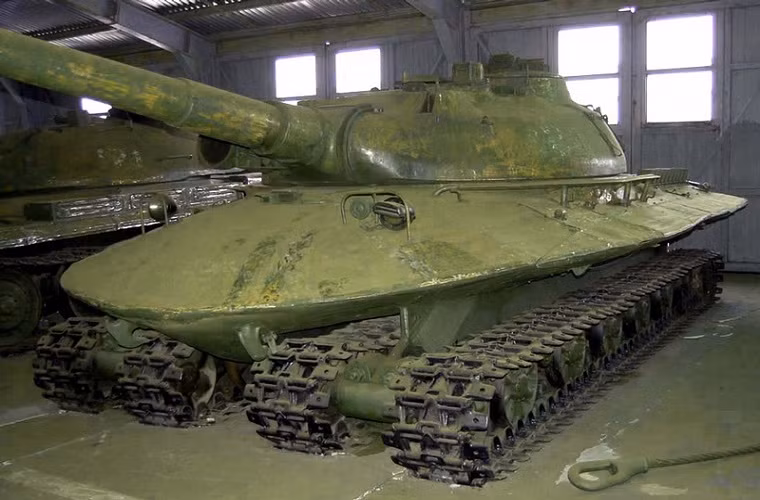 Object 279 chỉ được nhà máy Kirov chế tạo một nguyên mẫu duy nhất trước khi đề án này bị Quân đội Liên Xô hủy bỏ, nguyên mẫu này vẫn được lưu giữ tại bảo tàng tăng thiết giáp Kubinka nằm ở ngoại vi Moscow.