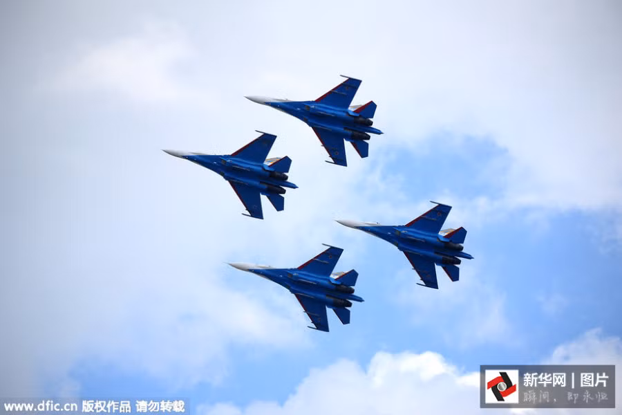 Dàn Su-27 "thảnh thơi" trước các đối thủ nhẹ ký hơn.