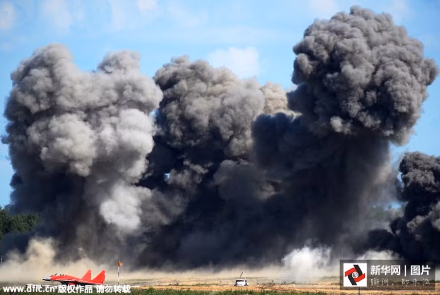 Hình ảnh gây nhiều ấn tượng cho người xem tại Aviadarts 2015 - khói lửa bốc cao sau khi máy bay chiến đấu oanh tạc mục tiêu giả định.