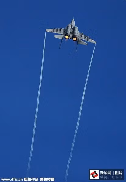 MiG-29 như đang vẽ tranh trên bầu trời.