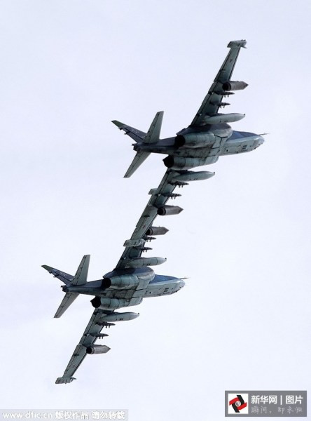 Cường kích cơ Su-25 đan cánh vào nhau tạo thành hình như một "cỗ máy" khổng lồ trên không.