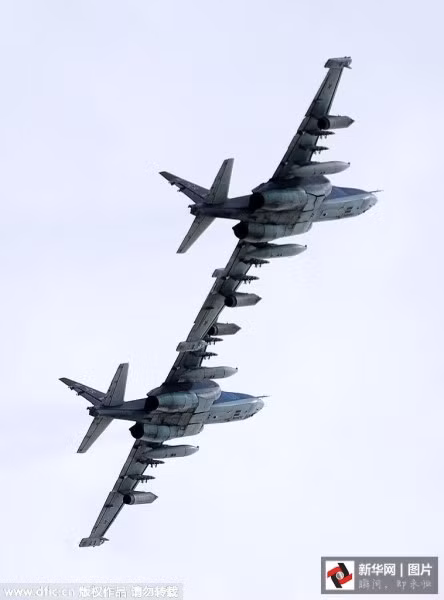 Cường kích cơ Su-25 đan cánh vào nhau tạo thành hình như một "cỗ máy" khổng lồ trên không.