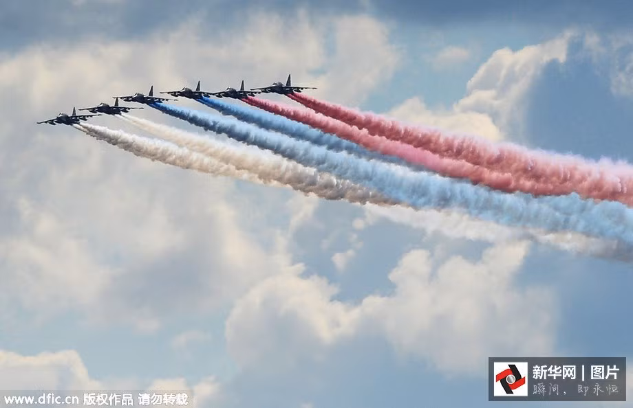 Dàn chiến đấu cơ Su-25 Nga nhả khói màu dệt thành quốc kỳ Liên bang Nga trong ngày lễ khai mạc cuộc thi không quân Aviadarts 2015.