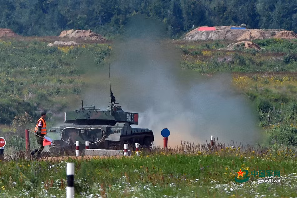 Xe tăng chiến đấu chủ lực Type 96A khai hỏa pháo 125mm trong phần thi Tank Biathlon 2015.