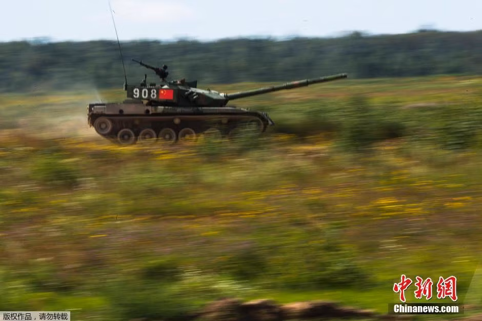 Vượt qua dốc cao, xe tăng Type 96A Trung Quốc lao hết tốc độ như "hổ xổng chuồng" trên đường đua.