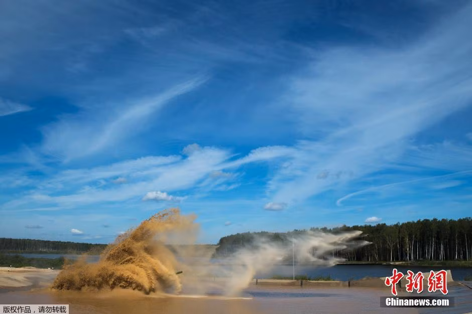 Type 96A không ngần ngại lao thẳng xuống nước.