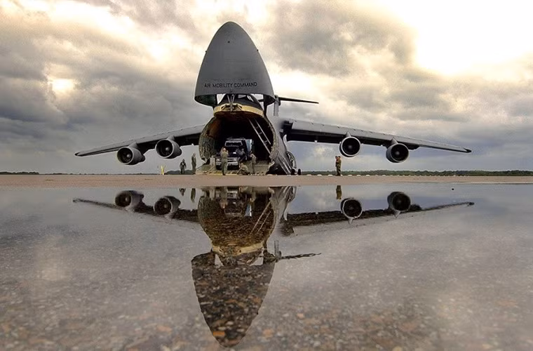 C-5 Galaxy - mẫu máy bay vận tải quân sự hạng nặng của Mỹ thực hiện chuyến bay thử nghiệm đầu tiên vào năm 1968. Ngay sau khi xuất hiện nó cũng đã giành lấy danh hiệu mẫu máy bay vận tải lớn nhất thể giới từ tay chiếc An-22 của Liên Xô. Nhưng sau đó không lâu danh hiệu này lại thuộc về một mẫu máy bay khác của Liên Xô là An-124 Ruslan vào 1980, hiện tại C-5 đã ngưng sản xuất nhưng nó vẫn còn hoạt động trong Không quân Mỹ.