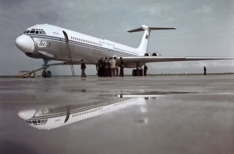 IL-62 là mẫu máy bay chở khách thương mại với động cơ bố trí phía sau đuôi, từng được xem là máy bay chở khách đẹp nhất lịch sử ngành hàng không dân dụng Liên Xô cũng như trên thế giới, nó thực hiện chuyến bay đầu tiên vào năm 1966. Cho đến nay Không quân Nga còn sử dụng loại máy bay này và vẫn chưa có ý định thay thế chúng.