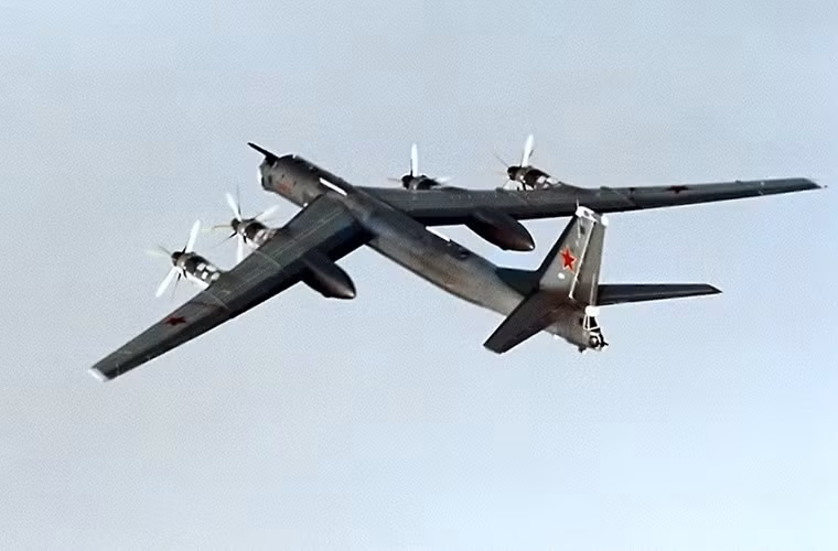 Trang mạng quân sự Arms-Expo của Nga vừa cho ra mắt danh sách top 14 mẫu máy bay quân sự có lịch sử hoạt động dài nhất thế giới kể từ những năm 1950 cho đến tận ngày nay. Đứng đầu trong danh sách này là máy bay ném bom chiến lược tầm xa Tu-95 do Liên Xô phát triển với chuyến bay thử nghiệm đầu tiên vào cuối năm 1952. Tu-95 và máy bay ném bom chiến lược tầm xa B-52 của Mỹ còn được xem là biểu tượng bất tử của thời Chiến tranh Lạnh vẫn còn hoạt động cho tới hiện tại.