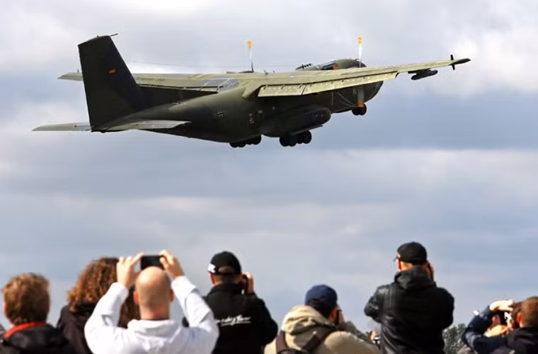 Nếu Mỹ nổi tiếng với C-130 thì tại Châu Âu C-160 Transall lại được xem là đỉnh cao của sự tin cậy và bền bỉ. Đây cũng là một mẫu máy bay vận tải quân sự hạng trung sử dụng hai động cơ cánh quạt với chuyến bay thử nghiệm đầu tiên vào năm 1963 và vẫn còn được sử dụng cho đến hiện tại.