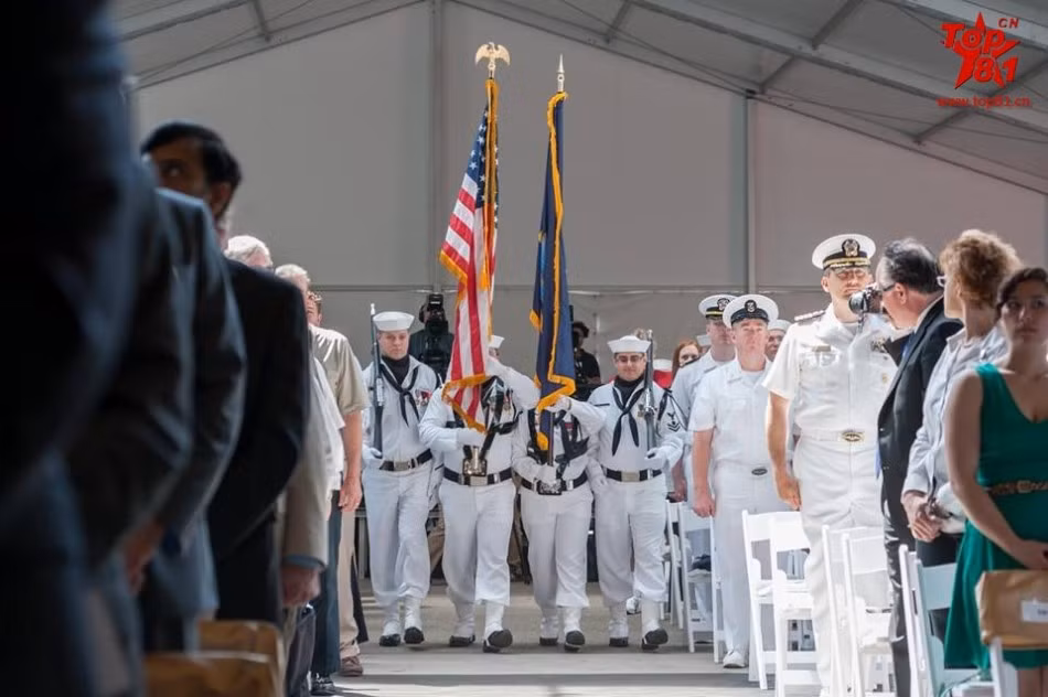 Con tàu có khả năng mang theo thủy thủ đoàn 120 binh sĩ và 14 sĩ quan.