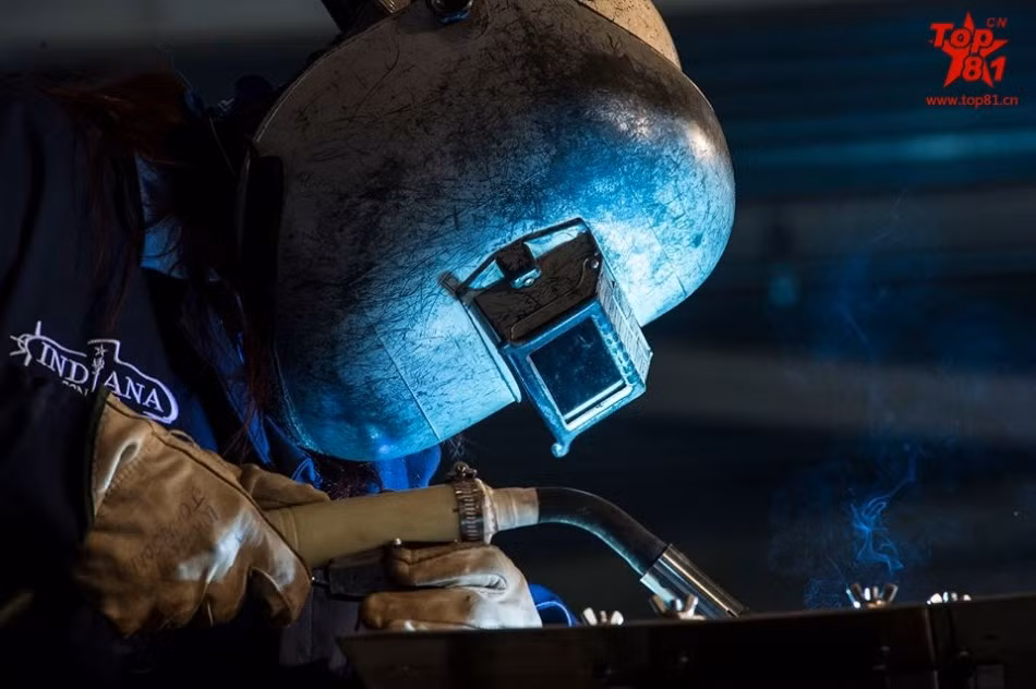 Một người trong nhóm thực hiện lễ đặt ky đeo mặt nạ và thực hiện mũi khoan tượng trưng.