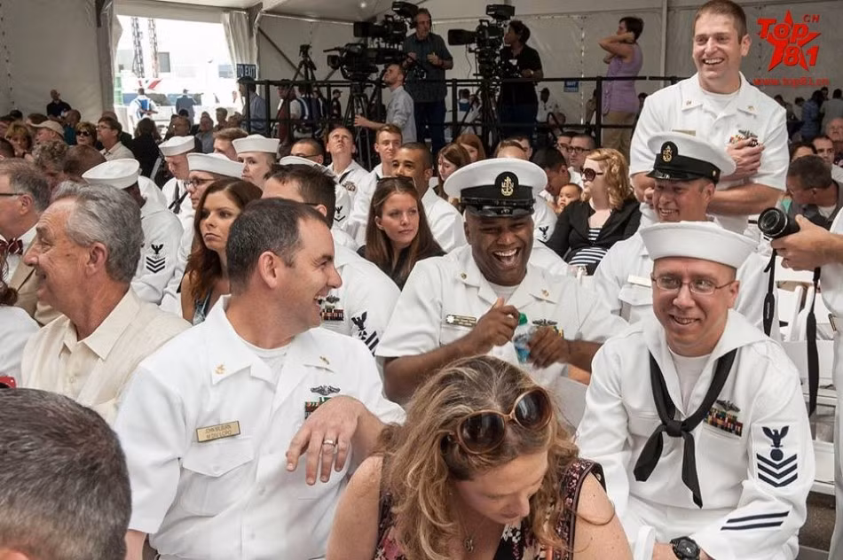 Các binh sĩ hải quân cùng nhiều khách mời khác đang rất phấn khởi tại buổi lễ khởi đóng con tàu.