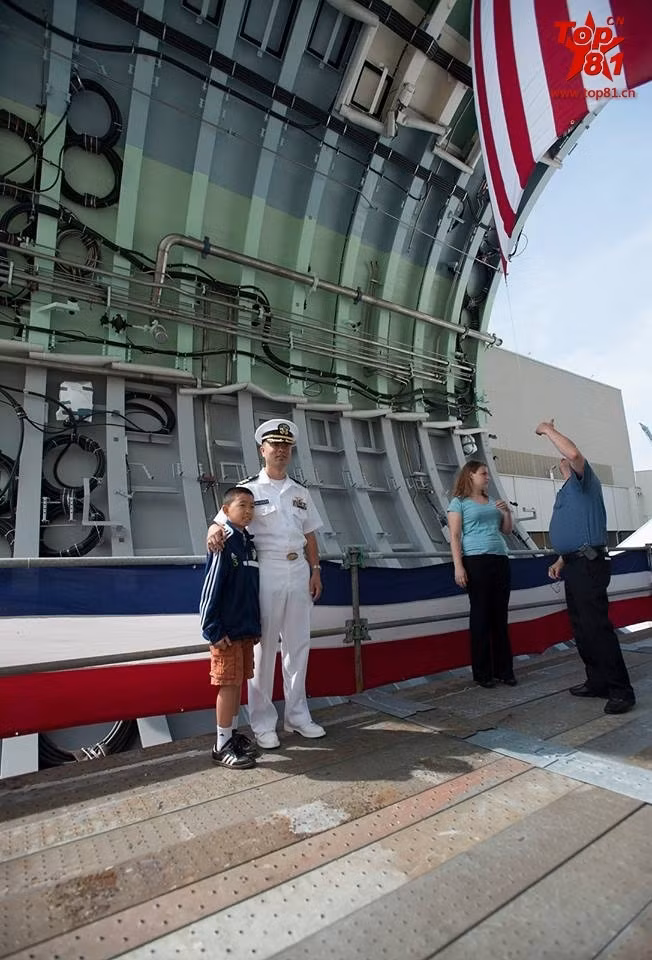 Tuy nhiên khác với lễ đặt ky của tàu thông thường với việc khởi đóng một sống tàu thì lễ đặt ky tàu ngầm thường là một khung thân tàu.