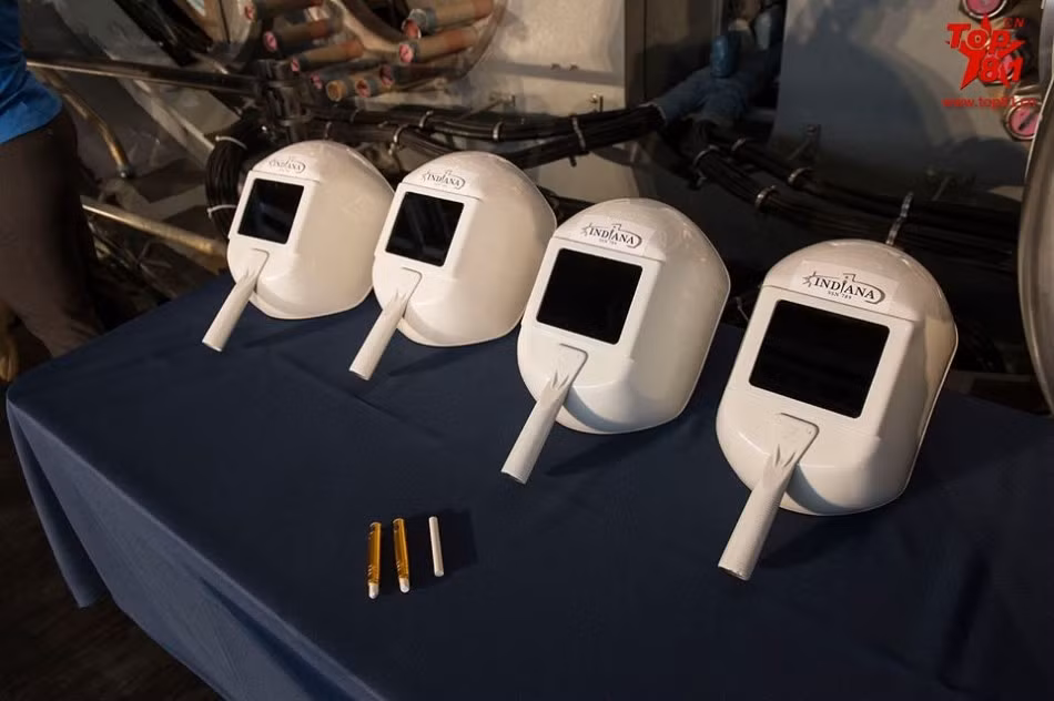 Các thiết bị phục vụ cho lễ đặt ky con tàu đủ cho 4 người.