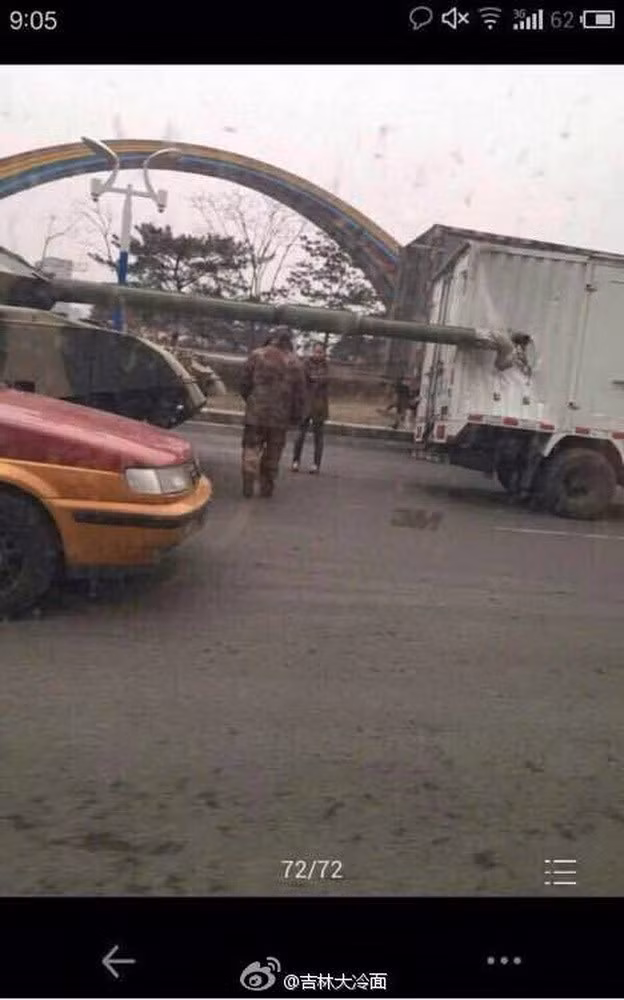 Cận cảnh nòng pháo xe tăng đâm thủng thùng xe tải.