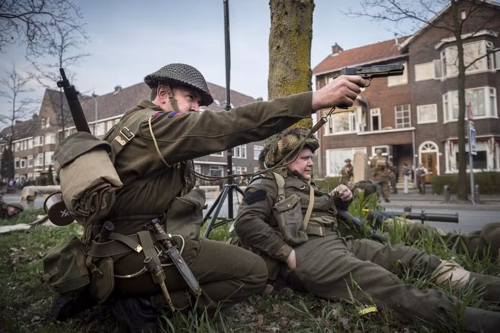 Hoạt động này nhằm tưởng nhớ lại sự đấu tranh của quân dân Hà Lan chống lại quân đội phát xít Đức trong Chiến tranh Thế giới 2.