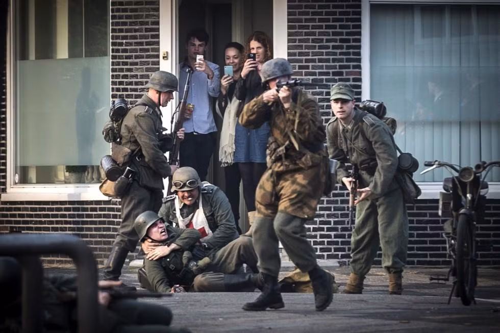 Những cảnh đóng thế như thật với các pha đọ súng trên đường phố và các binh sĩ bị thương vong.