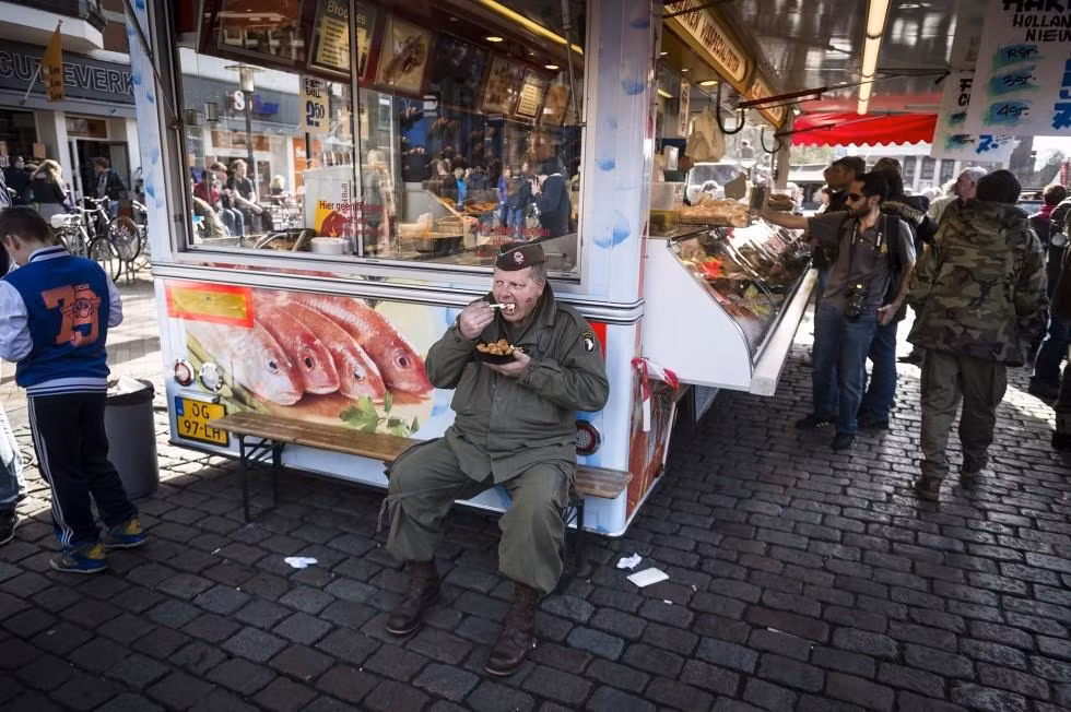 Tuy nhiên, hậu quả mà cuộc xâm lược của Phát xít Đức để lại cho Hà Lan rất nặng nề. Trong suốt những năm từ 1940-1945 có hơm 30 nghìn người dân chết vì đói rét và bệnh tật.