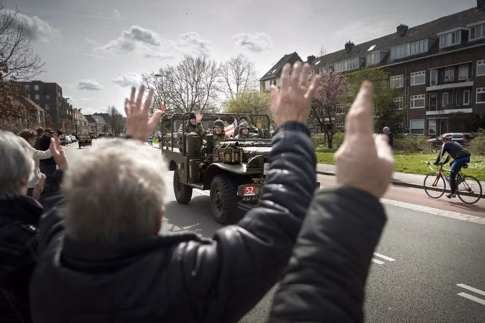 Hoạt động này của nhóm được người dân Hà Lan vô cùng thích thú và ủng hộ.