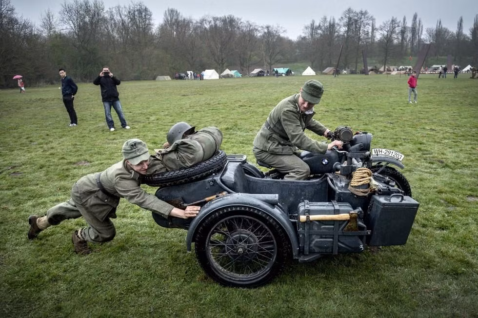 Hầu hết các vũ khí và thiết bị quân sự lúc đó đều rất cũ kĩ và hầu như không có gì thay đổi kể từ sau Chiến tranh Thế giới 1. Lực lượng thiết giáp của Hà Lan những năm đấy rất hạn chế.