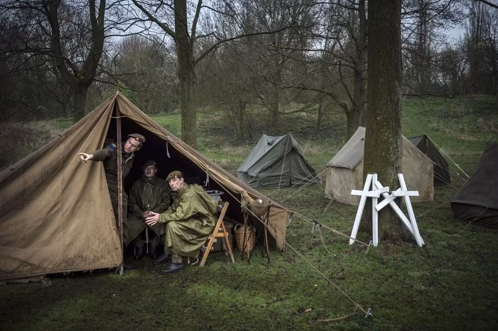 Cảnh binh sĩ Hà Lan cắm trại trong rừng để chống lại "quân phát xít". Mặc dù vào thời điểm Chiến tranh Thế giới 2 nổ ra, Hà Lan có tiềm lực quân sự rất yếu.