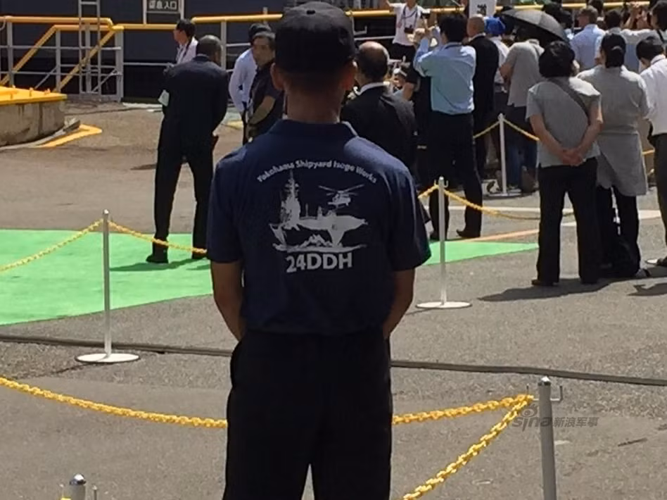 Nhân viên an ninh bảo vệ buổi lễ hạ thủy Izumo.